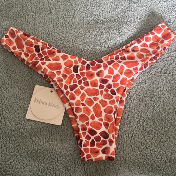 Cheeky V & Minimal Top 🦒 - Picture 2 of 3